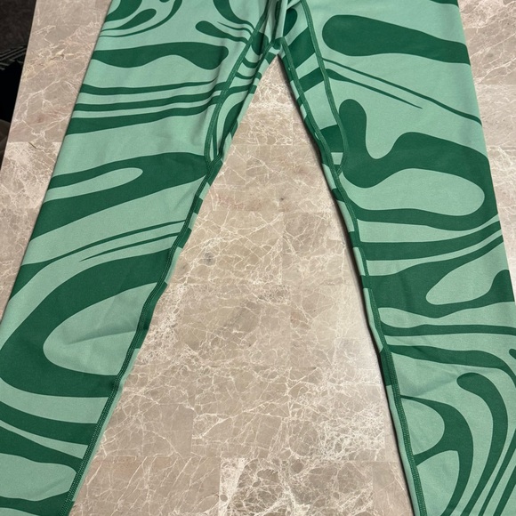 Balance Athletica Vitality X Cosmopolitan the ascend pant in botanical green - Picture 5 of 9